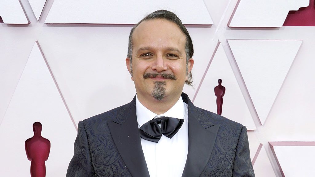 Carlos Cortes desfila en la alfombra roja de Union Station, la estación de autobuses de Los Ángeles, una de las sedes donde tiene lugar la gala de los Premios Oscars 2021