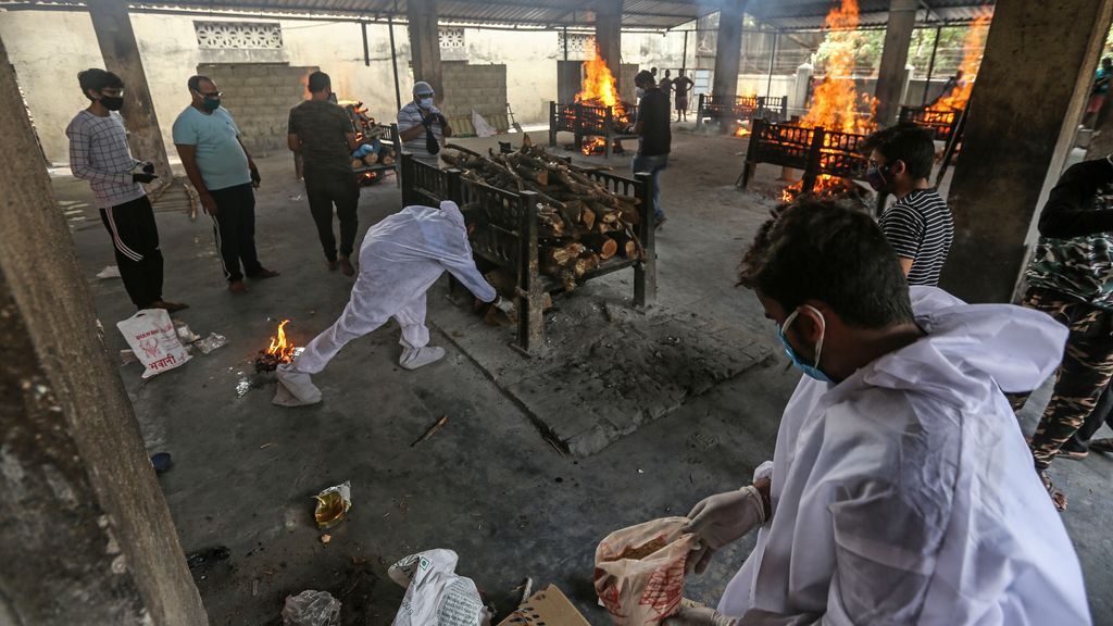 Cremaciones masivas en la India