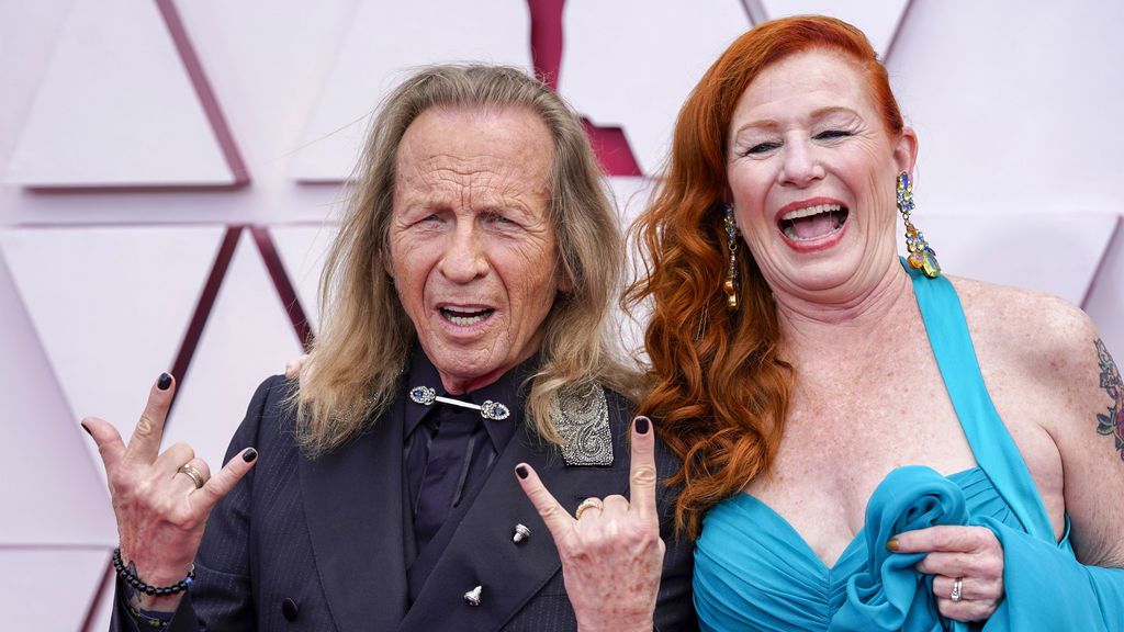 Paul Raci y Liz Hanley Raci desfilan en la alfombra roja de Union Station, la estación de autobuses de Los Ángeles, una de las sedes donde tiene lugar la gala de los Premios Oscars 2021
