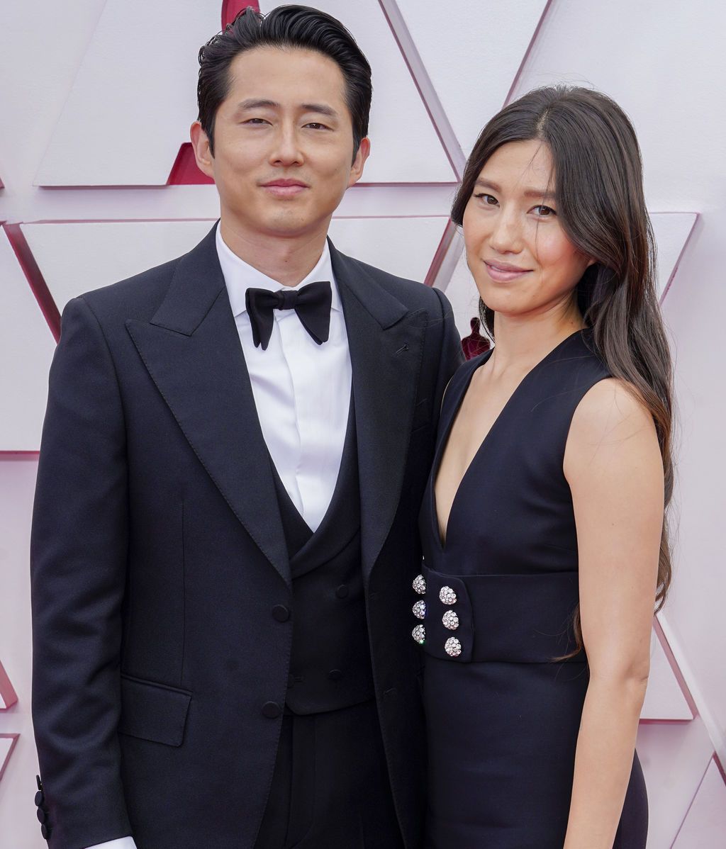 Steven Yeun y Joana Pak desfilan  en la alfombra roja de Union Station, la estación de autobuses de Los Ángeles, una de las sedes donde tiene lugar la gala de los Premios Oscars 2021