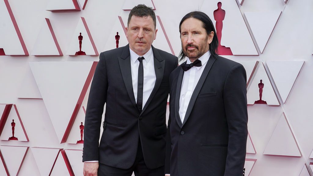 Atticus Ross y Trent Reznor desfilan en la alfombra roja de Union Station, la estación de autobuses de Los Ángeles, una de las sedes donde tiene lugar la gala de los Premios Oscars 2021