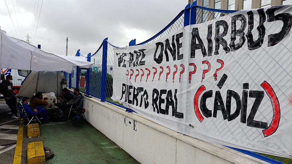 Trabajadores desayunando en la acampada frente a la factoría