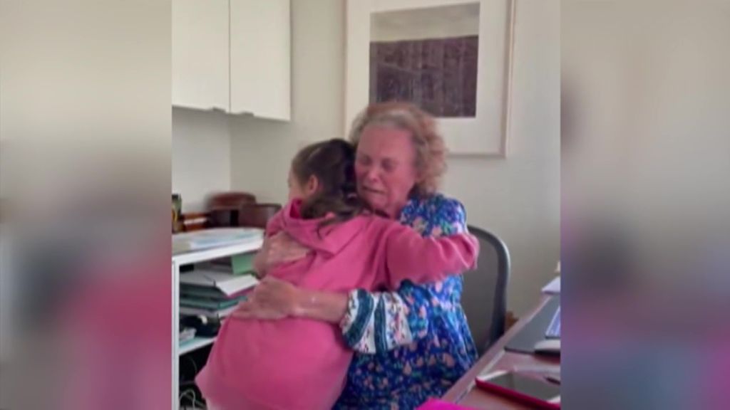 Reencuentro entre una abuela y su nieta separadas un año por la pandemia