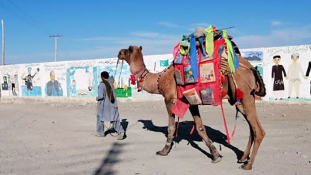La cultura llega a lomos del camello bibliotecario en el desierto de Pakistán