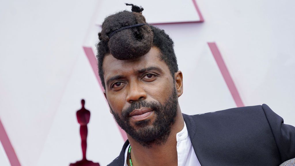 Shaka King desfila en la alfombra roja de Union Station, la estación de autobuses de Los Ángeles, una de las sedes donde tiene lugar la gala de los Premios Oscars 2021