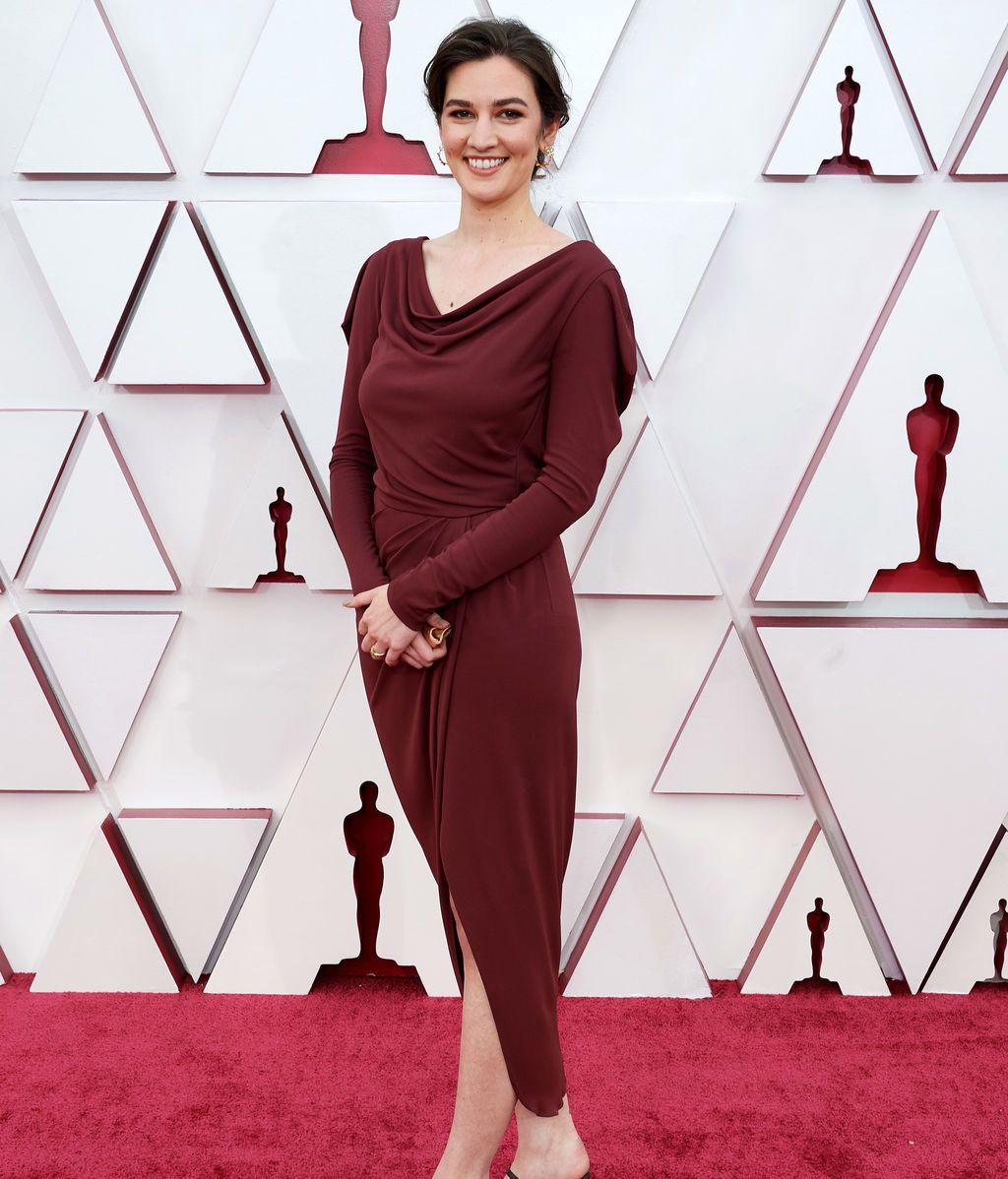 Madeline Sharafian desfila en la alfombra roja de Union Station, la estación de autobuses de Los Ángeles, una de las sedes donde tiene lugar la gala de los Premios Oscars 2021