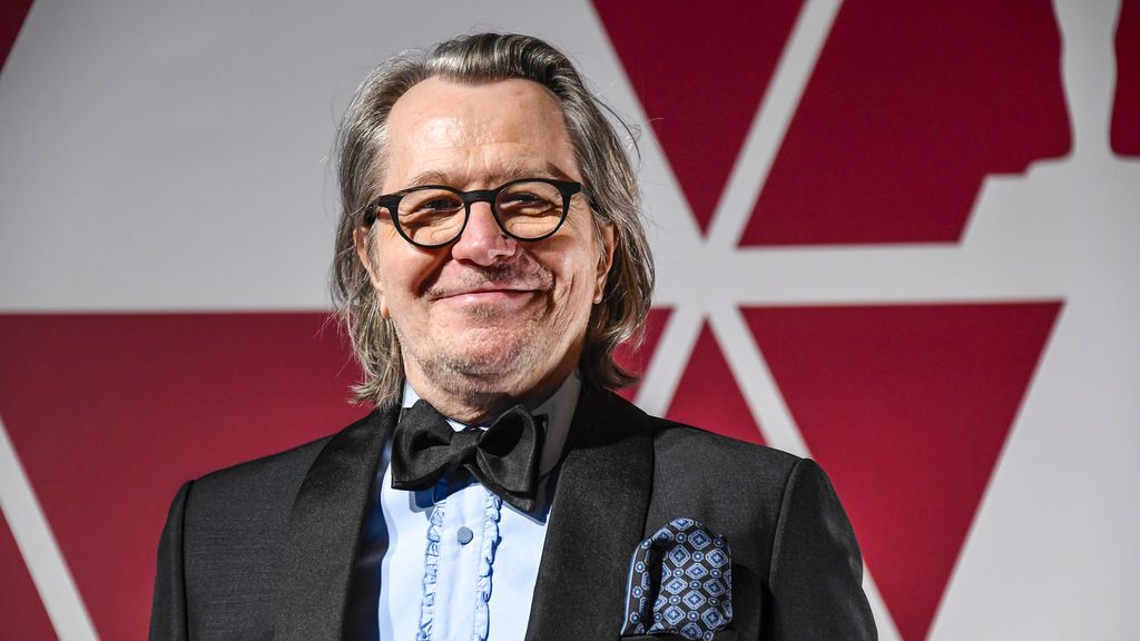 Gary Oldman desfila en la sede de Londres habilitada para los Premios Oscars 2021