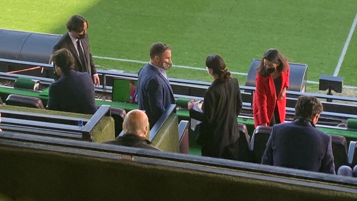 Santiago Abascal y Rocío Monasterio presenciaron desde el paco del Rayo el regreso de Zozulia a Vallecas Santiago Abascal y Rocío Monasterio presenciaron desde el paco del Rayo el regreso de Zozulia a Vallecas