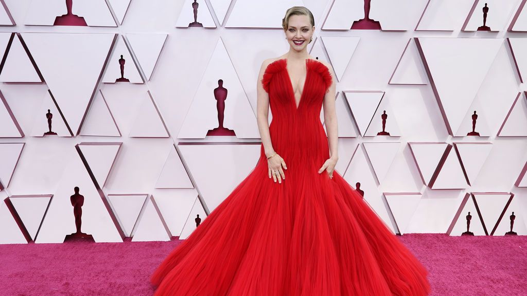 Amanda Seyfried desfila en la alfombra roja de Union Station, la estación de autobuses de Los Ángeles, una de las sedes donde tiene lugar la gala de los Premios Oscars 2021