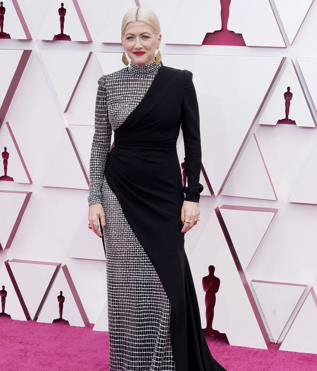 Trish Summerville desfila en la alfombra roja de Union Station, la estación de autobuses de Los Ángeles, una de las sedes donde tiene lugar la gala de los Premios Oscars 2021