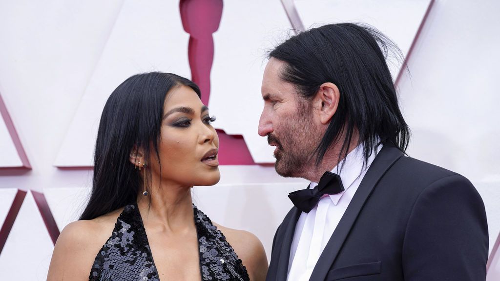 Mariqueen Maandig Reznor y Trent Reznor desfilan en la alfombra roja de Union Station, la estación de autobuses de Los Ángeles, una de las sedes donde tiene lugar la gala de los Premios Oscars 2021