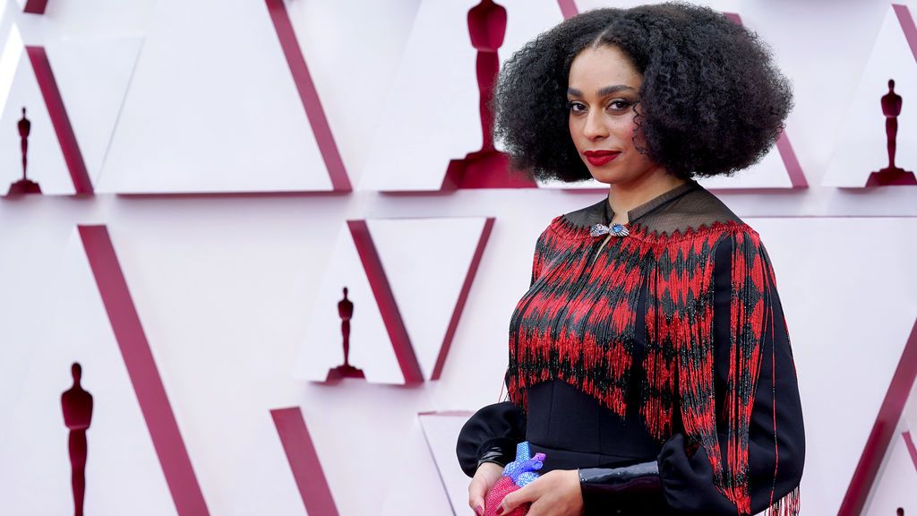 Celeste Waite desfila en la alfombra roja de Union Station, la estación de autobuses de Los Ángeles, una de las sedes donde tiene lugar la gala de los Premios Oscars 2021