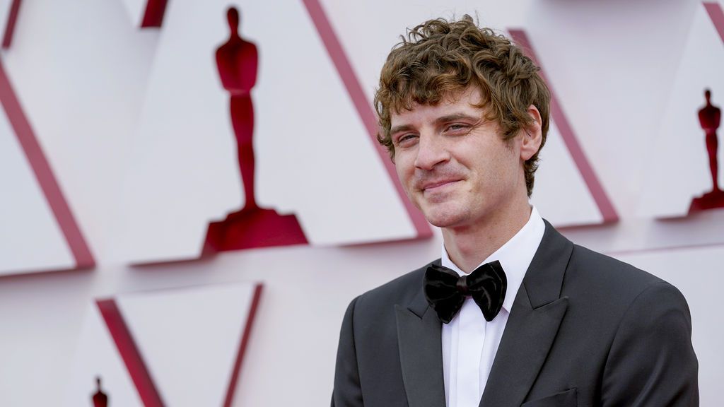 Emile Mosseri desfila en la alfombra roja de Union Station, la estación de autobuses de Los Ángeles, una de las sedes donde tiene lugar la gala de los Premios Oscars 2021