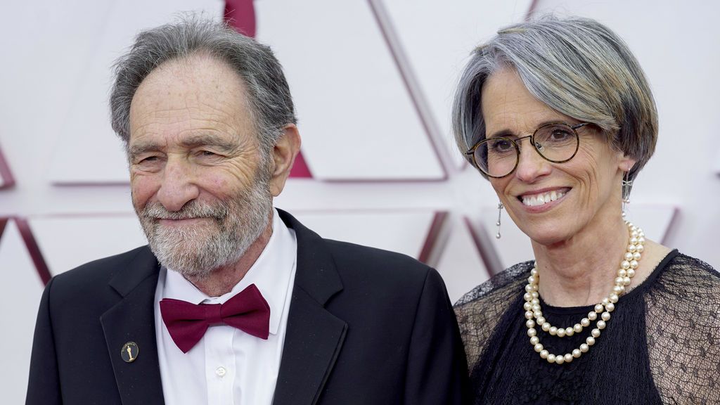 Debra Greenfield y Eric Roth desfilan en la alfombra roja de Union Station, la estación de autobuses de Los Ángeles, una de las sedes donde tiene lugar la gala de los Premios Oscars 2021