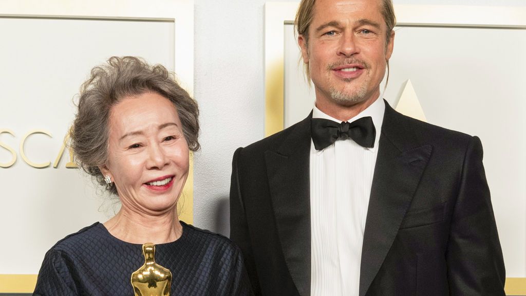 Youn Yuh-jung, emocionada tras recibir su premio a la mejor actriz de reparto de la mano de Brad Pitt