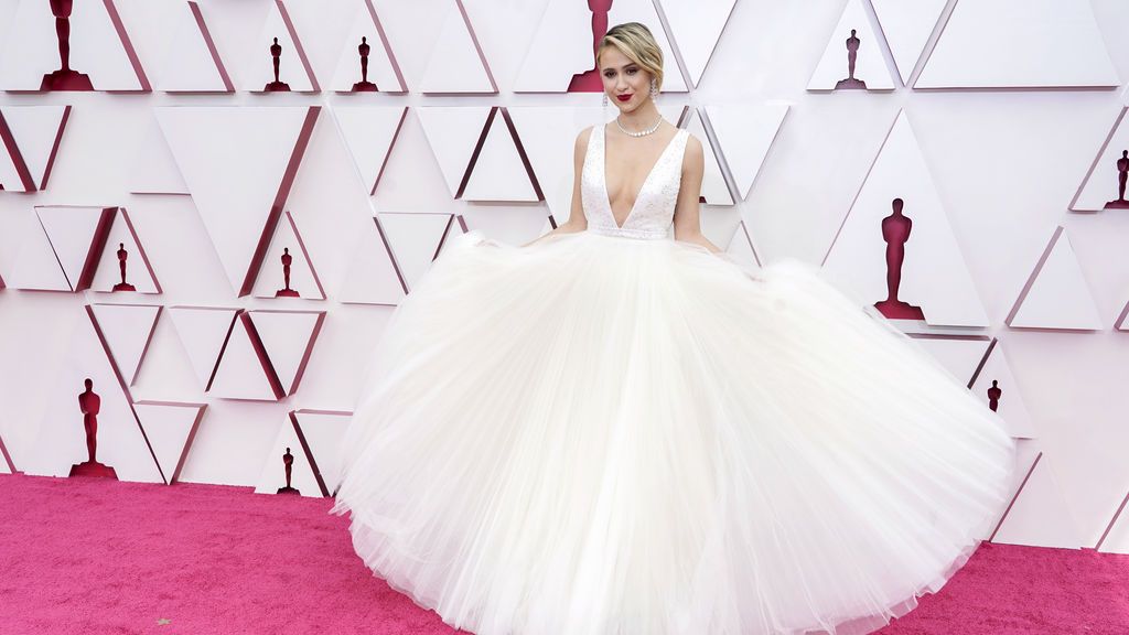 Maria Bakalova desfila en la alfombra roja de Union Station, la estación de autobuses de Los Ángeles, una de las sedes donde tiene lugar la gala de los Premios Oscars 2021