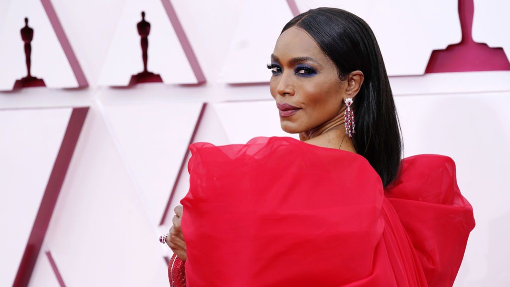 Angela Bassett desfila en la alfombra roja de Union Station, la estación de autobuses de Los Ángeles, una de las sedes donde tiene lugar la gala de los Premios Oscars 2021