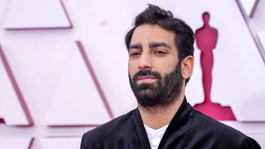 Tomer Shushan desfila en la alfombra roja de Union Station, la estación de autobuses de Los Ángeles, una de las sedes donde tiene lugar la gala de los Premios Oscars 2021