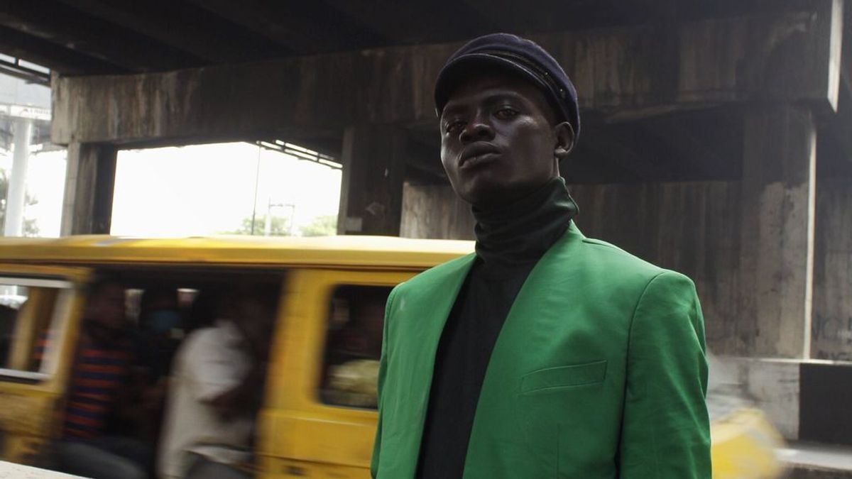 De vivir debajo de un puente a convertirse el modelo de éxito: la historia del joven nigeriano Ali Olakunmi