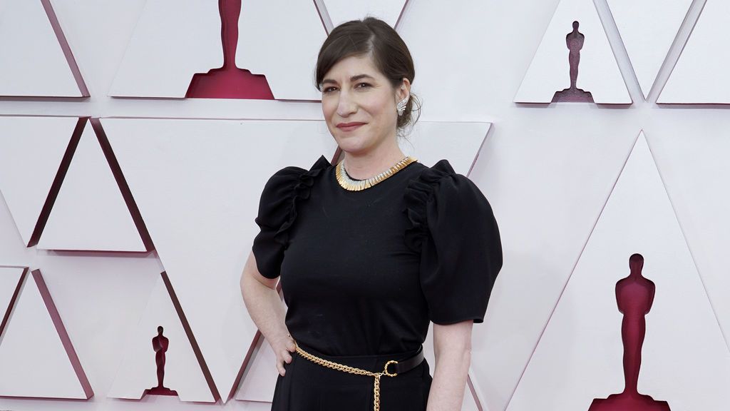 Mollye Asher desfila en la alfombra roja de Union Station, la estación de autobuses de Los Ángeles, una de las sedes donde tiene lugar la gala de los Premios Oscars 2021