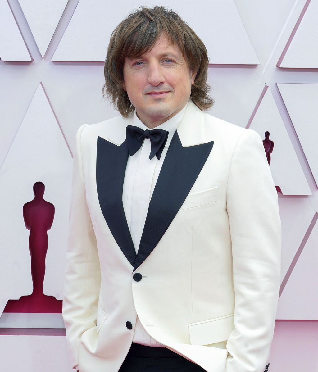 Daniel Pemberton desfila en la alfombra roja de Union Station, la estación de autobuses de Los Ángeles, una de las sedes donde tiene lugar la gala de los Premios Oscars 2021