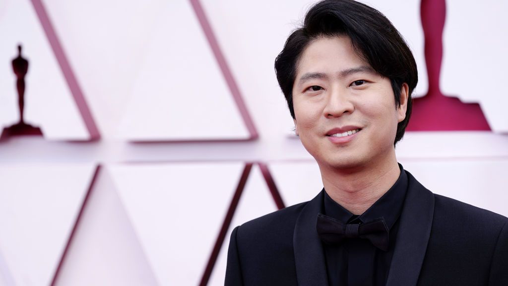 Erick Oh desfila en la alfombra roja de Union Station, la estación de autobuses de Los Ángeles, una de las sedes donde tiene lugar la gala de los Premios Oscars 2021
