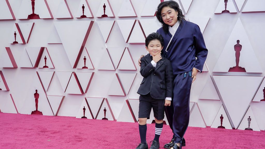Alan S. Kim y Vicky Kim desfilan en la alfombra roja de Union Station, la estación de autobuses de Los Ángeles, una de las sedes donde tiene lugar la gala de los Premios Oscars 2021