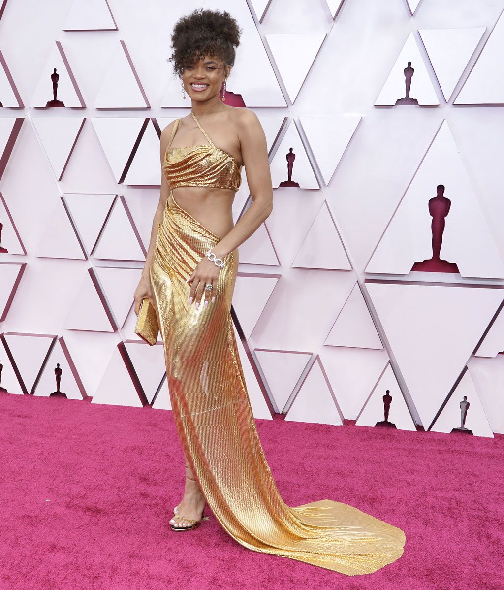 Andra Day desfila en la alfombra roja de Union Station, la estación de autobuses de Los Ángeles, una de las sedes donde tiene lugar la gala de los Premios Oscars 2021
