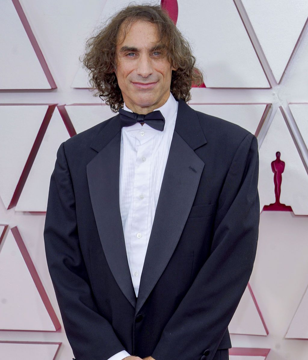 Jeremy Molod desfila en la alfombra roja de Union Station, la estación de autobuses de Los Ángeles, una de las sedes donde tiene lugar la gala de los Premios Oscars 2021