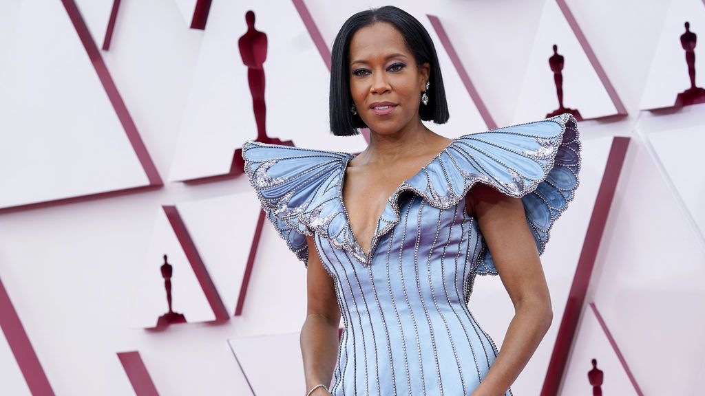 Regina King desfila en la alfombra roja de Union Station, la estación de autobuses de Los Ángeles, una de las sedes donde tiene lugar la gala de los Premios Oscars 2021