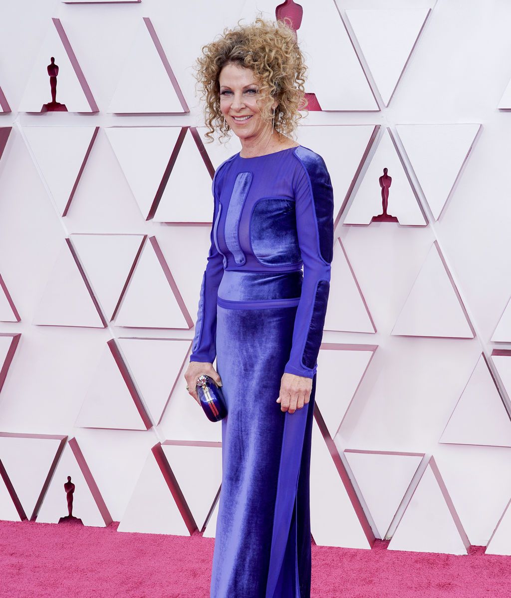 Colleen LaBaff desfila en la alfombra roja de Union Station, la estación de autobuses de Los Ángeles, una de las sedes donde tiene lugar la gala de los Premios Oscars 2021