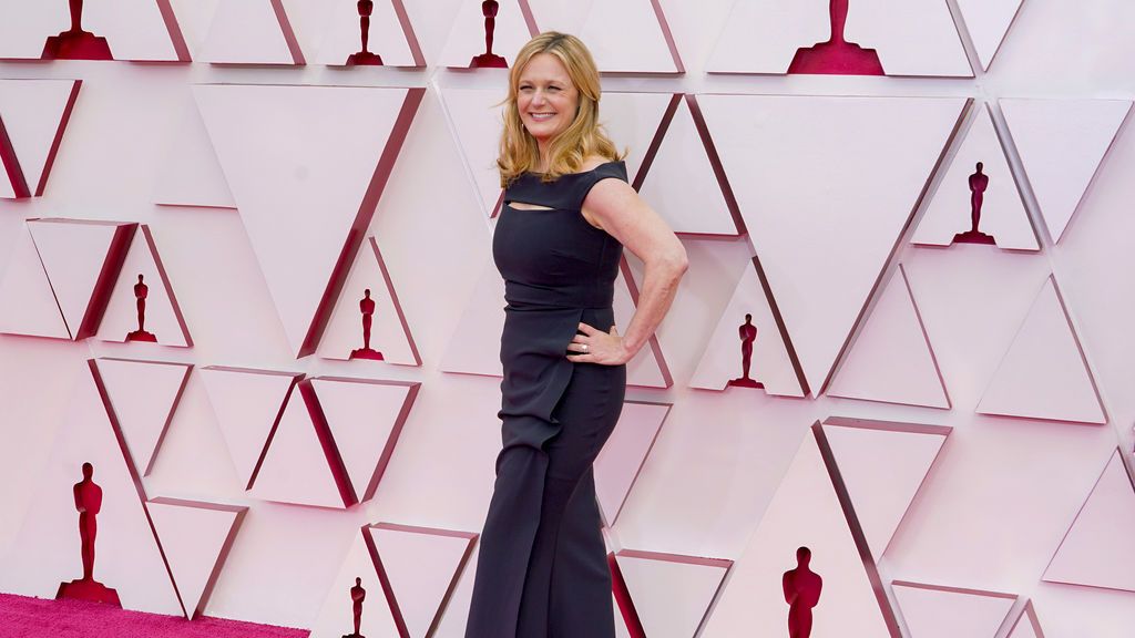 Anne Rimoin desfila en la alfombra roja de Union Station, la estación de autobuses de Los Ángeles, una de las sedes donde tiene lugar la gala de los Premios Oscars 2021