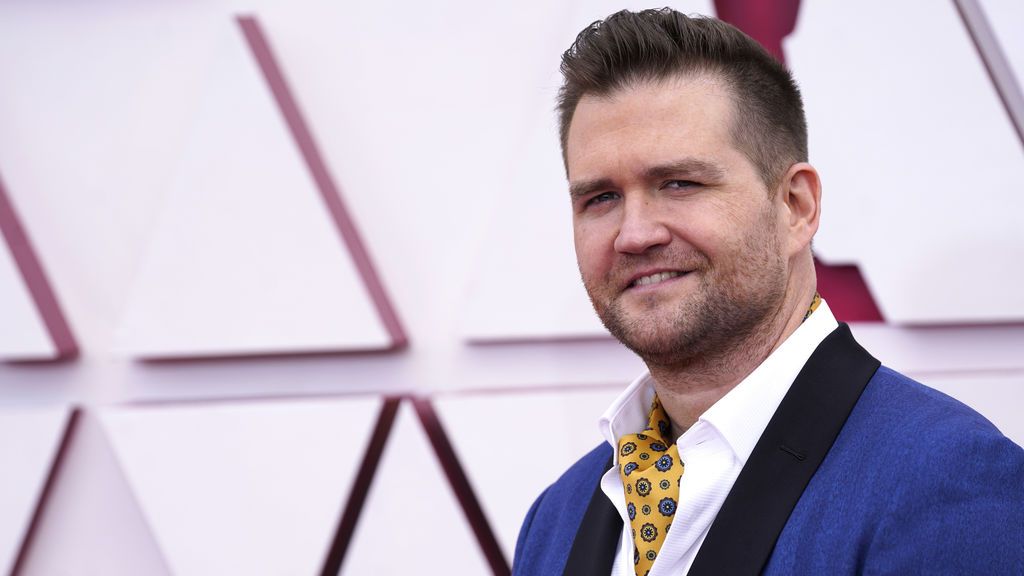 Sam Ashworth desfila en la alfombra roja de Union Station, la estación de autobuses de Los Ángeles, una de las sedes donde tiene lugar la gala de los Premios Oscars 2021