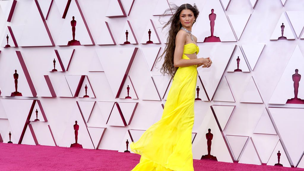 Zendaya desfila en la alfombra roja de Union Station, la estación de autobuses de Los Ángeles, una de las sedes donde tiene lugar la gala de los Premios Oscars 2021
