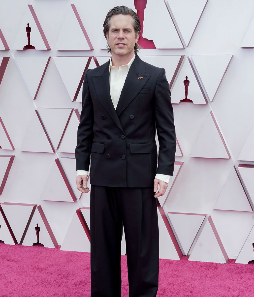 Mikkel E. G. Nielsen desfila en la alfombra roja de Union Station, la estación de autobuses de Los Ángeles, una de las sedes donde tiene lugar la gala de los Premios Oscars 2021