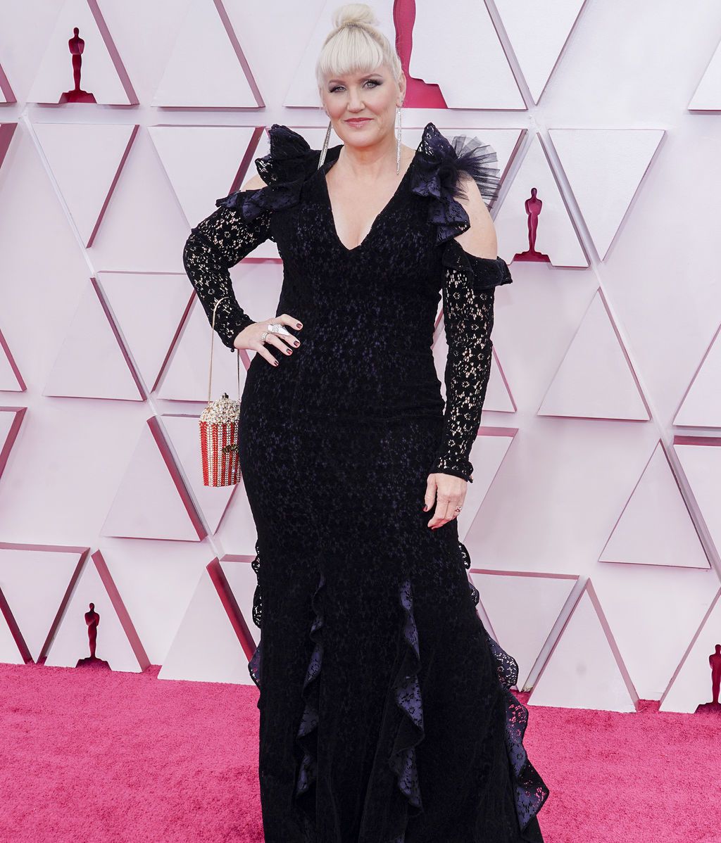 Eryn Krueger Mekash desfila en la alfombra roja de Union Station, la estación de autobuses de Los Ángeles, una de las sedes donde tiene lugar la gala de los Premios Oscars 2021