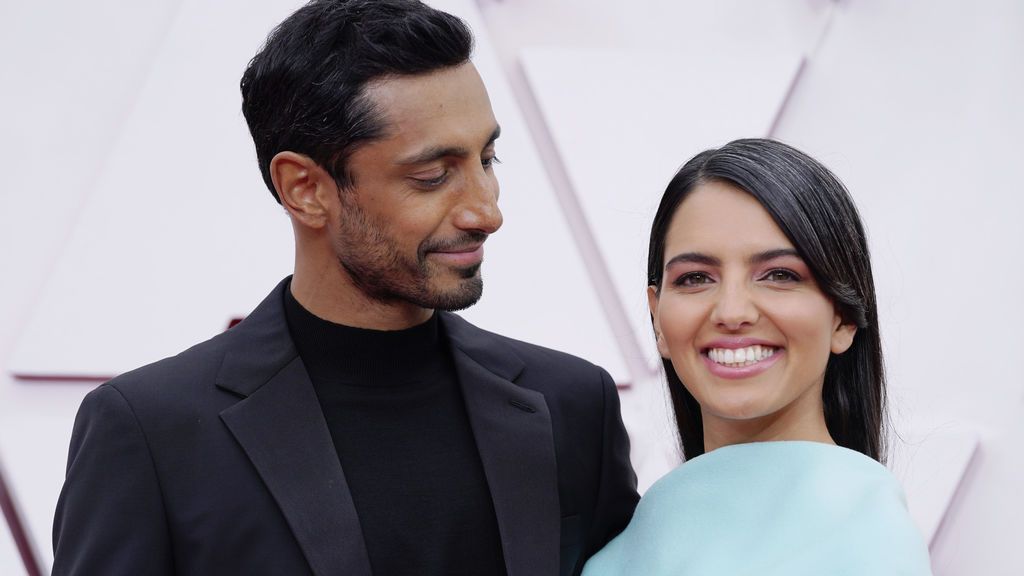 Riz Ahmed y Fatima Farheen Mirza desfila en la alfombra roja de Union Station, la estación de autobuses de Los Ángeles, una de las sedes donde tiene lugar la gala de los Premios Oscars 2021