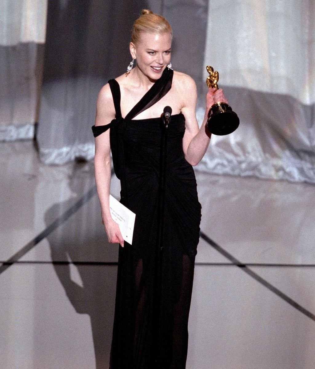 Nicole Kidman recogiendo el Oscar como mejor actriz en 2003 por 'Las horas'