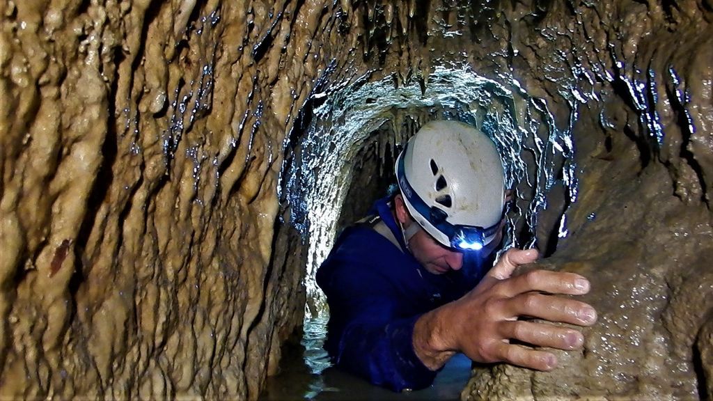 Un joven construye su propia cueva con electricidad, calefacción e internet  - NIUS