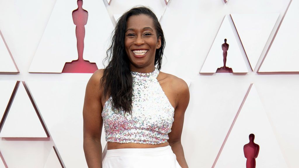 Mia Neal desfila en la alfombra roja de Union Station, la estación de autobuses de Los Ángeles, una de las sedes donde tiene lugar la gala de los Premios Oscars 2021