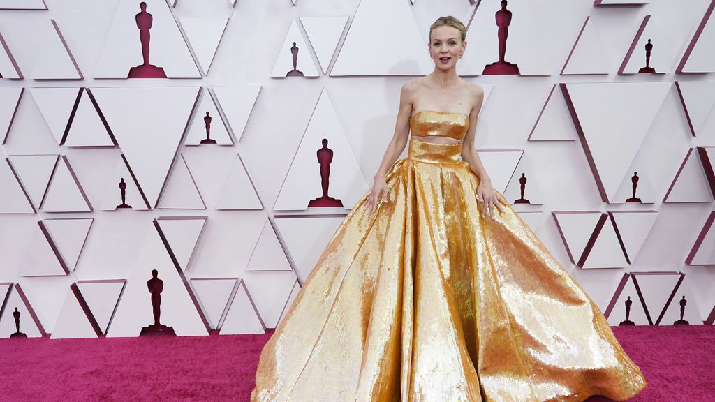 Carey Mulligan desfila en la alfombra roja de Union Station, la estación de autobuses de Los Ángeles, una de las sedes donde tiene lugar la gala de los Premios Oscars 2021