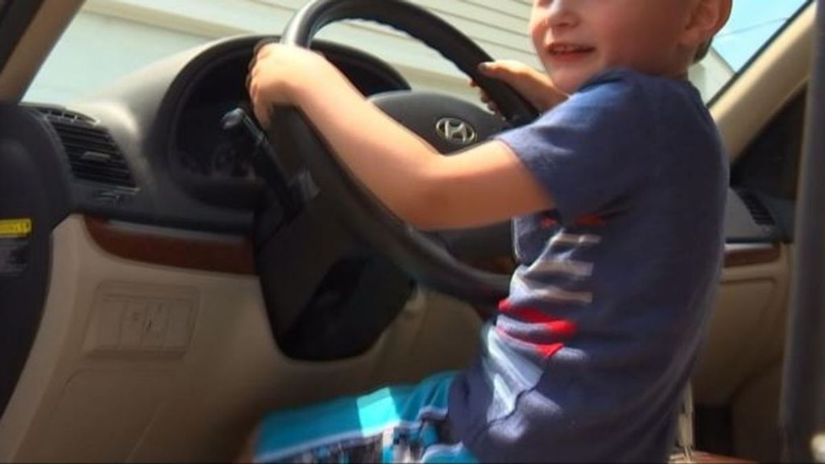 Condenan a un padre por grabar a su hijo de 8 años mientras conducía un vehículo