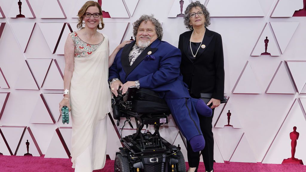 Nicole Newnham, James Lebrecht y Sara Bolder desfilan en la alfombra roja de Union Station, la estación de autobuses de Los Ángeles, una de las sedes donde tiene lugar la gala de los Premios Oscars 2021