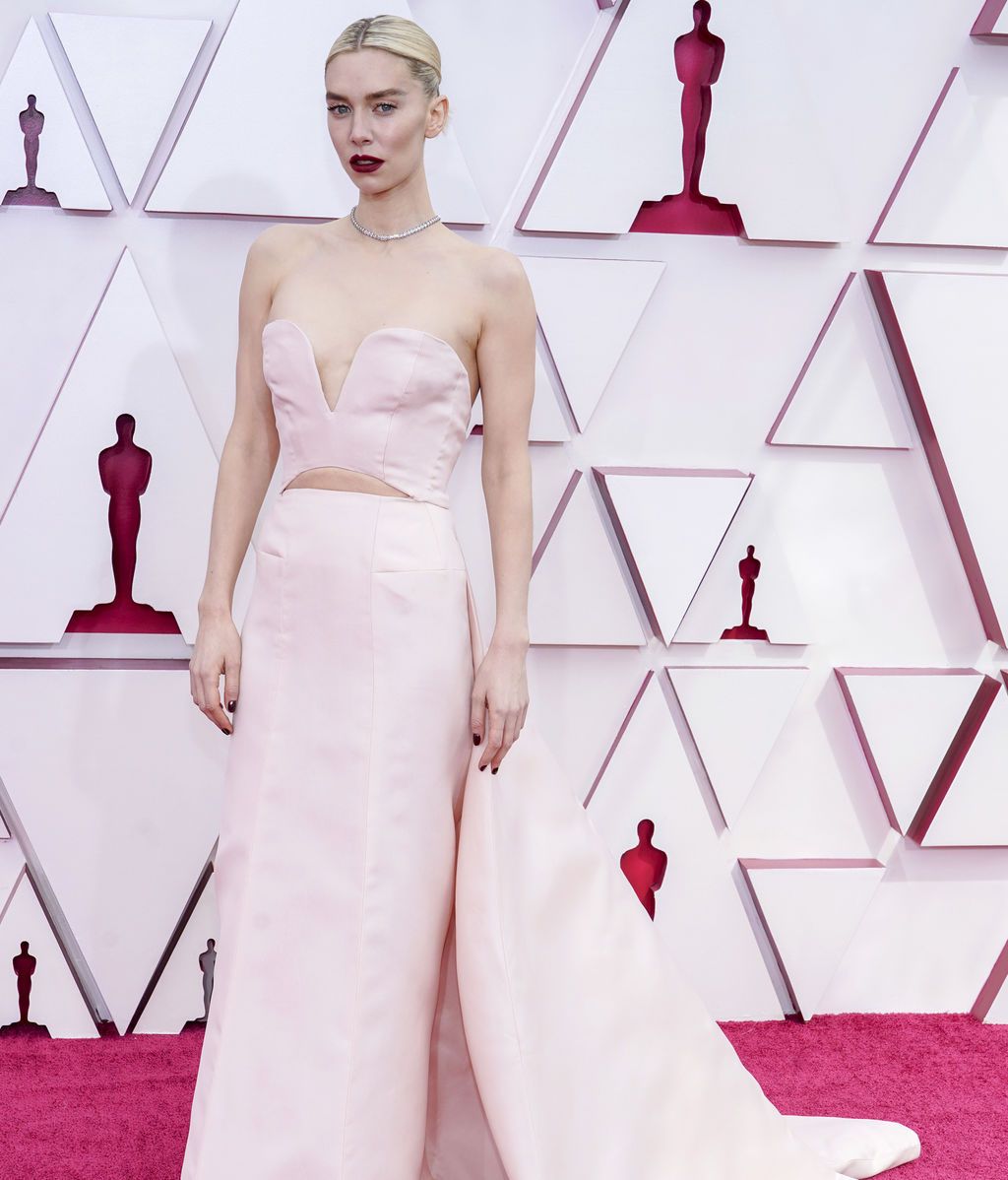 Vanessa Kirby desfila en la alfombra roja de Union Station, la estación de autobuses de Los Ángeles, una de las sedes donde tiene lugar la gala de los Premios Oscars 2021