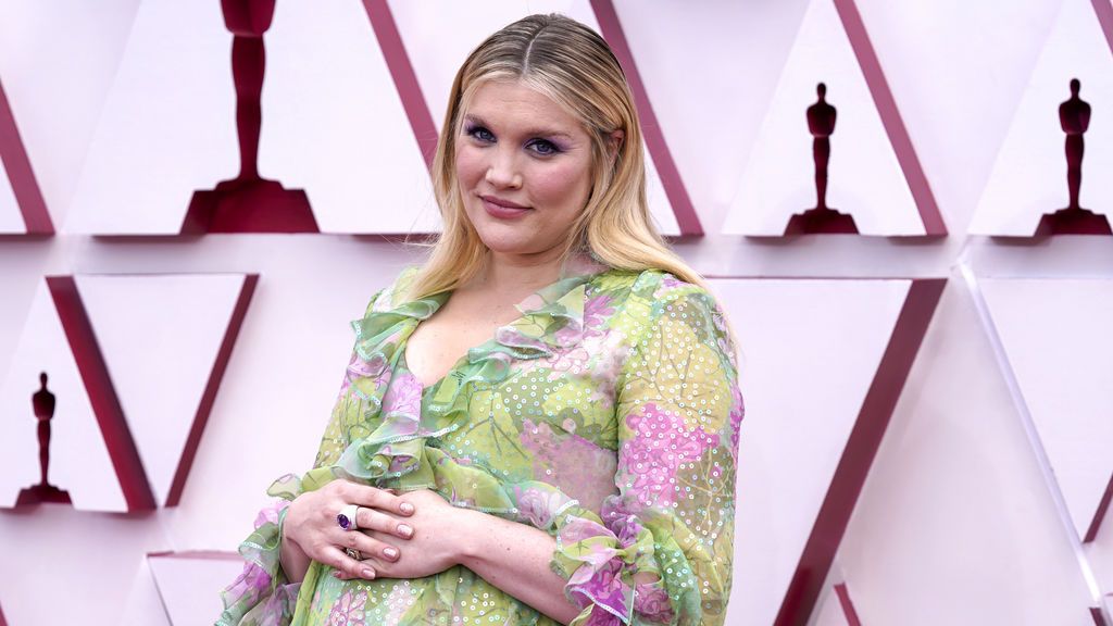 Emerald Fennell desfila en la alfombra roja de Union Station, la estación de autobuses de Los Ángeles, una de las sedes donde tiene lugar la gala de los Premios Oscars 2021