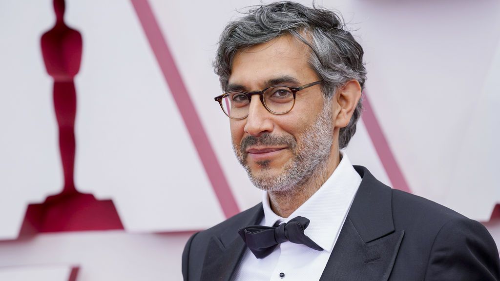 Ramin Bahrani desfila en la alfombra roja de Union Station, la estación de autobuses de Los Ángeles, una de las sedes donde tiene lugar la gala de los Premios Oscars 2021