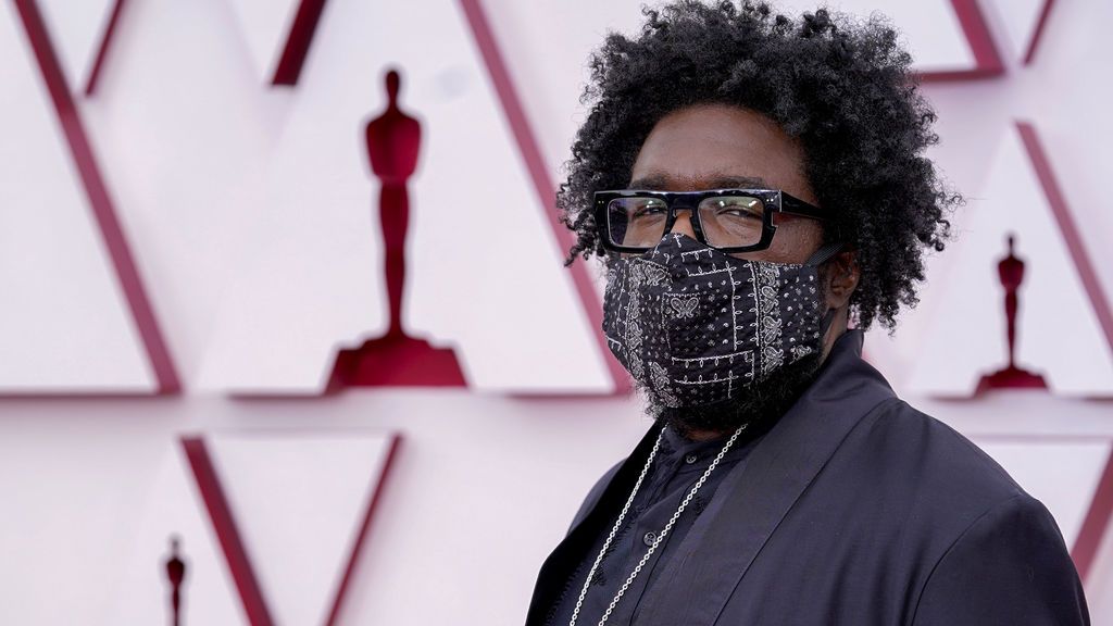 Questlove desfila en la alfombra roja de Union Station, la estación de autobuses de Los Ángeles, una de las sedes donde tiene lugar la gala de los Premios Oscars 2021