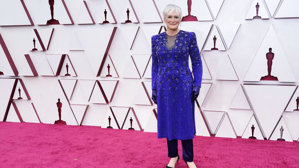 Glenn Close desfila en la alfombra roja de Union Station, la estación de autobuses de Los Ángeles, una de las sedes donde tiene lugar la gala de los Premios Oscars 2021