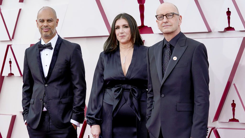 Jesse Collins, Stacey Sher y Steven Soderbergh desfilan en la alfombra roja de Union Station, la estación de autobuses de Los Ángeles, una de las sedes donde tiene lugar la gala de los Premios Oscars 2021