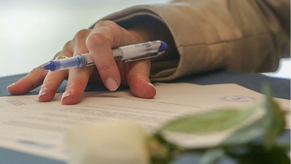 Las parejas que se vayan a casar por la vía civil podrán tramitar su expediente matrimonial a través del notario Las parejas que se vayan a casar por la vía civil podrán tramitar su expediente matrimonial a través del notario